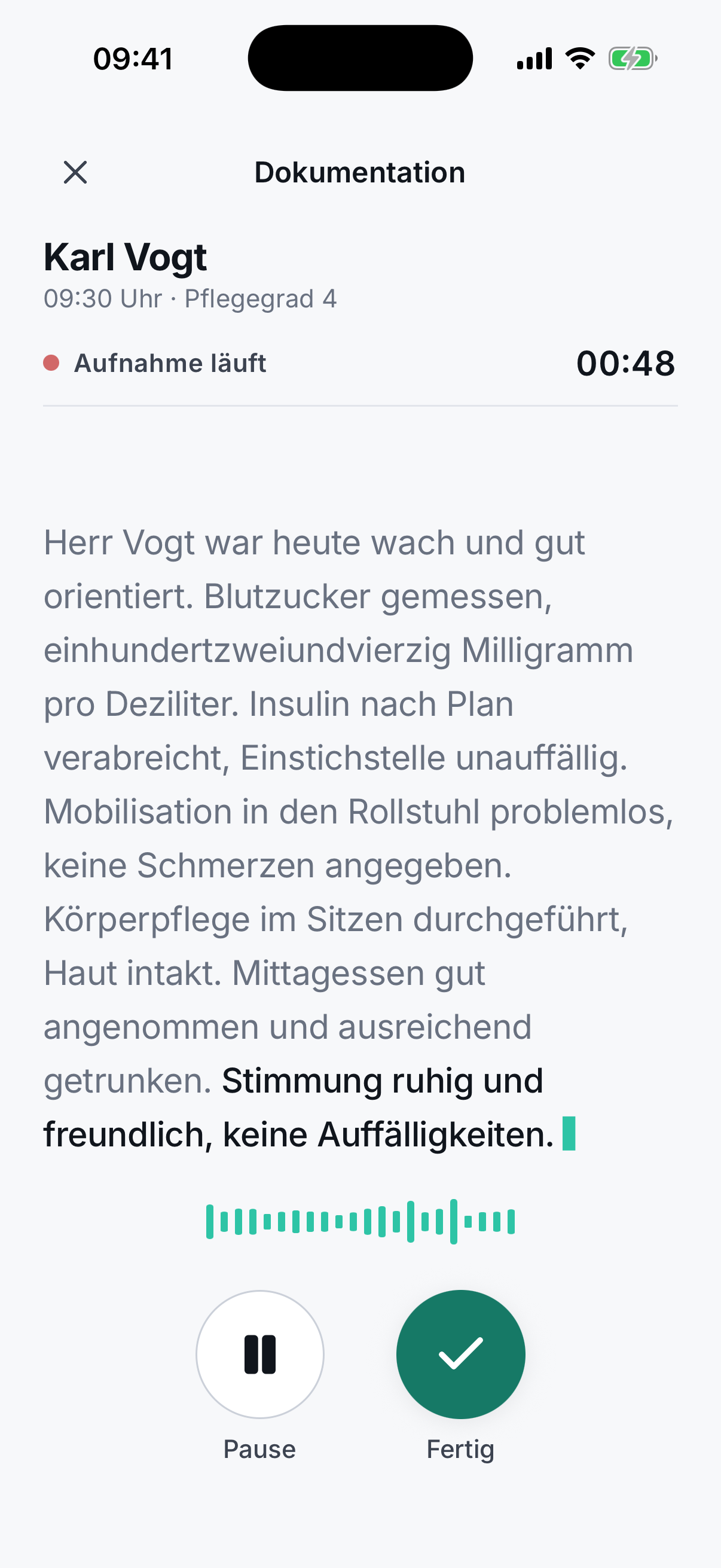 Pflege-App: Die Dokumentation zu Karl Vogt wird eingesprochen, der Text entsteht mit